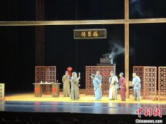 香港话剧团在北京演出粤语《天下第一楼》