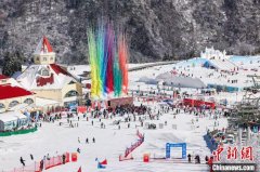 “南国冰雪”热度升温 成都首创“冰雪场馆开放