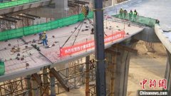 西宁曹家堡国际机场三期扩建高架桥主体工程合