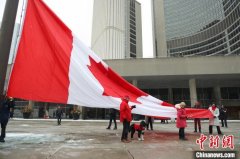 加拿大国旗日60周年：加拿大人以行动展现爱国热